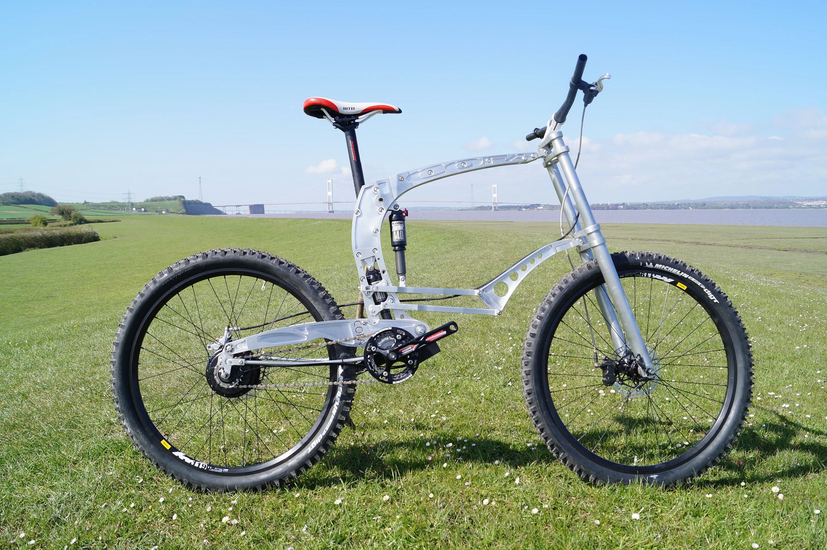 （noah）Zahnrad INVERSION NOAH bike showcases outside-of-the-box suspension